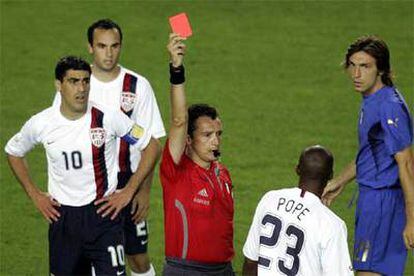El árbitro Jorge Larrionda muestra la tarjeta roja  al jugador estadounidense Pope en el Italia-EE UU.