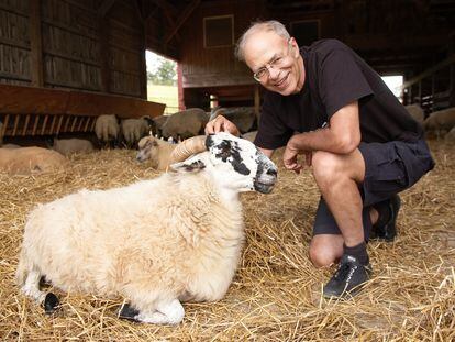 El filósofo Peter Singer, en una granja de Nueva York, en 2006.