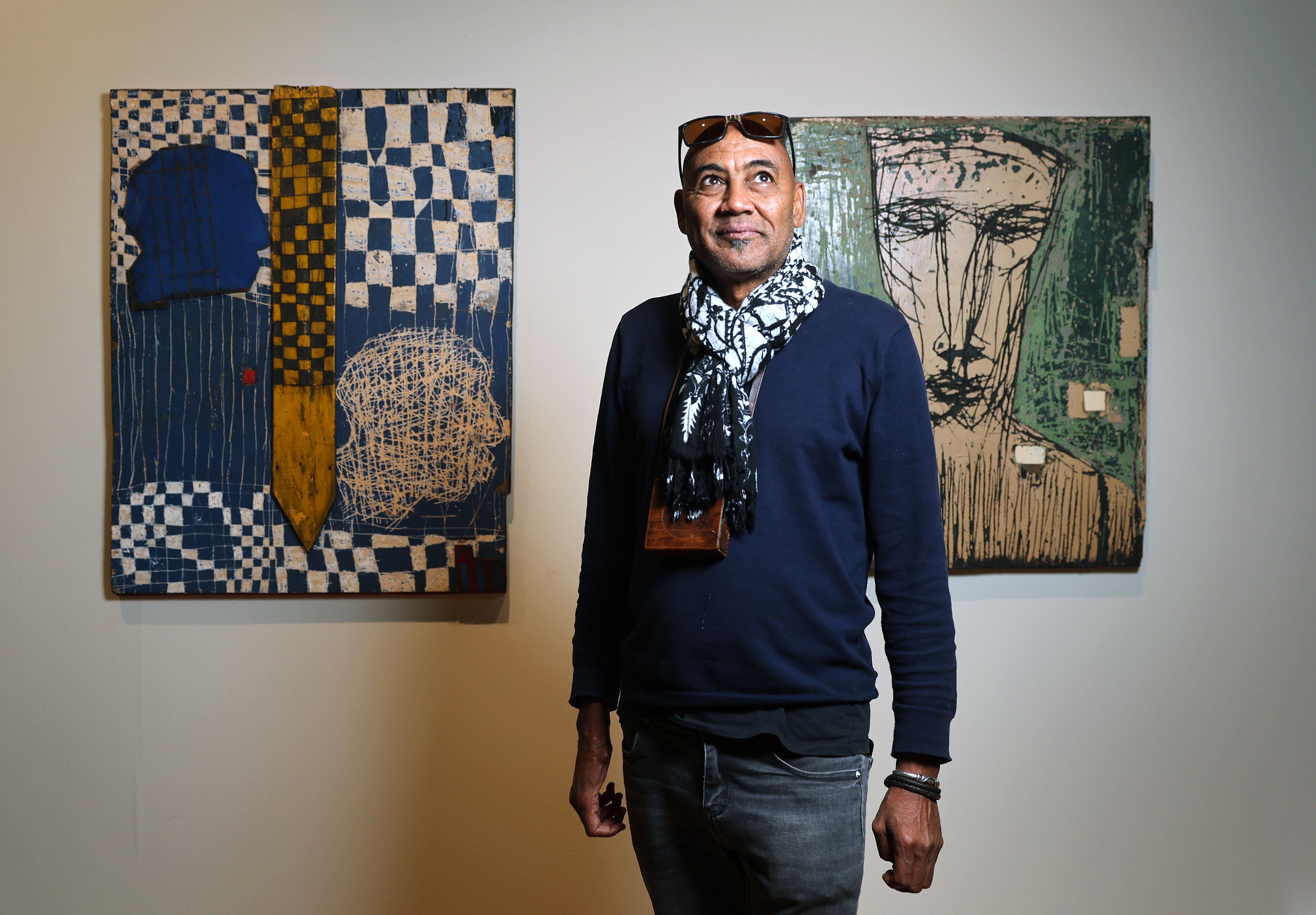 El artista sudanés Eltayeb Dawelbait, frente a dos de sus obras el pasado jueves en Casa Árabe.