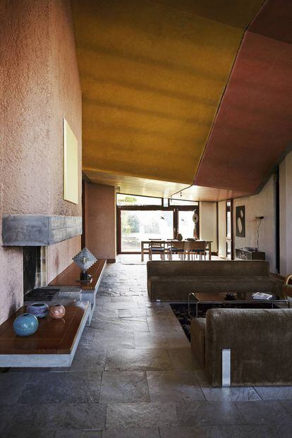 El particular diseño de los muros genera continuidad entre los ambientes interiores de la vida cotidiana y el espacio abierto. Suspendida sobre la mesa del comedor se encuentra una ‘Máquina inútil’ de Bruno Munari.