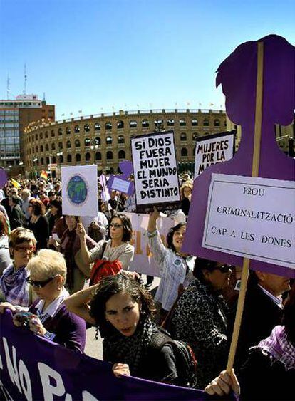 Manifestantes en el Día de la Mujer, durante la marcha en Valencia.