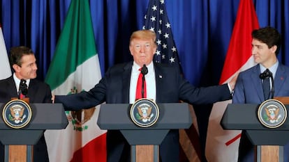 Enrique Peña Nieto, Donald Trump y Justin Trudeau, en la ceremonia de ratificación del tratado de libre comercio.