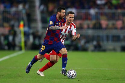 Messi y Saúl Ñíguez disputan el balón. 
