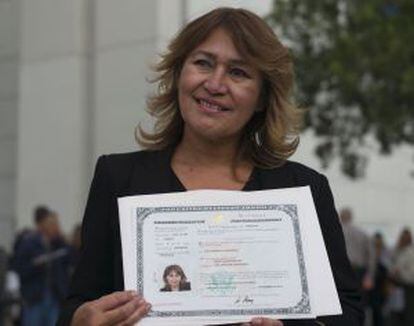 Reyna Liseth Erazo, tras hacerse ciudadana.