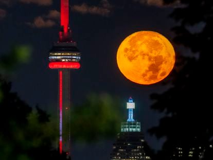 Vista de la luna llena en Toronto, el 30 de agosto.