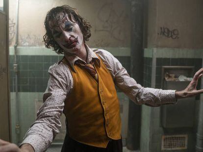 Joaquin Phoenix, en una escena de 'Joker'. En vídeo, los cines estadounidenses en "alerta máxima".