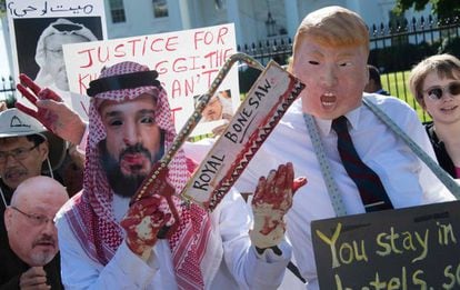 Manifestantes a las afueras de la Casa Blanca se mofan de Trump y del príncipe Mohammed bin Salmán.