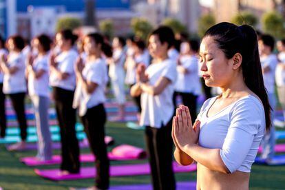 Sesión de yoga en la ciudad china de Hua.