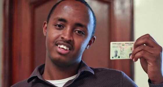 Osman Mohammed, con su identificación keniana.