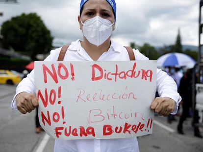 Una mujer muestra un cartel de protesta contra el Gobierno de Nayib Bukele, durante la manifestación de este miércoles, en San Salvador.