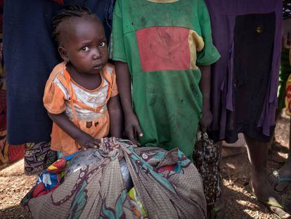 Una niña desplazada con su familia, tras la amenaza de ataque en Betoko Town, en la República Centroafricana, el pasado mes de diciembre.