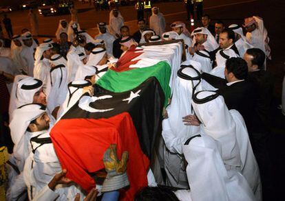 Los restos del cámara de Al Yazira Ali Hassan Al Jaber, muerto el sábado a tiros en Libia, llegan a Doha.