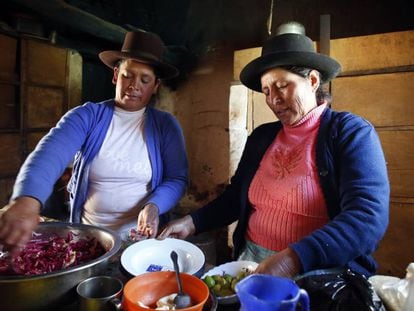 Dos mujeres cocinan en la sierra de Per&uacute;.
