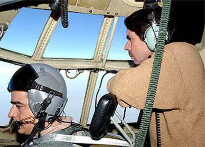 El presidente del Gobierno, José María Aznar, en la cabina del avión Hércules C-130 en el que se trasladó desde Kuwait a la base española en Diwaniya.