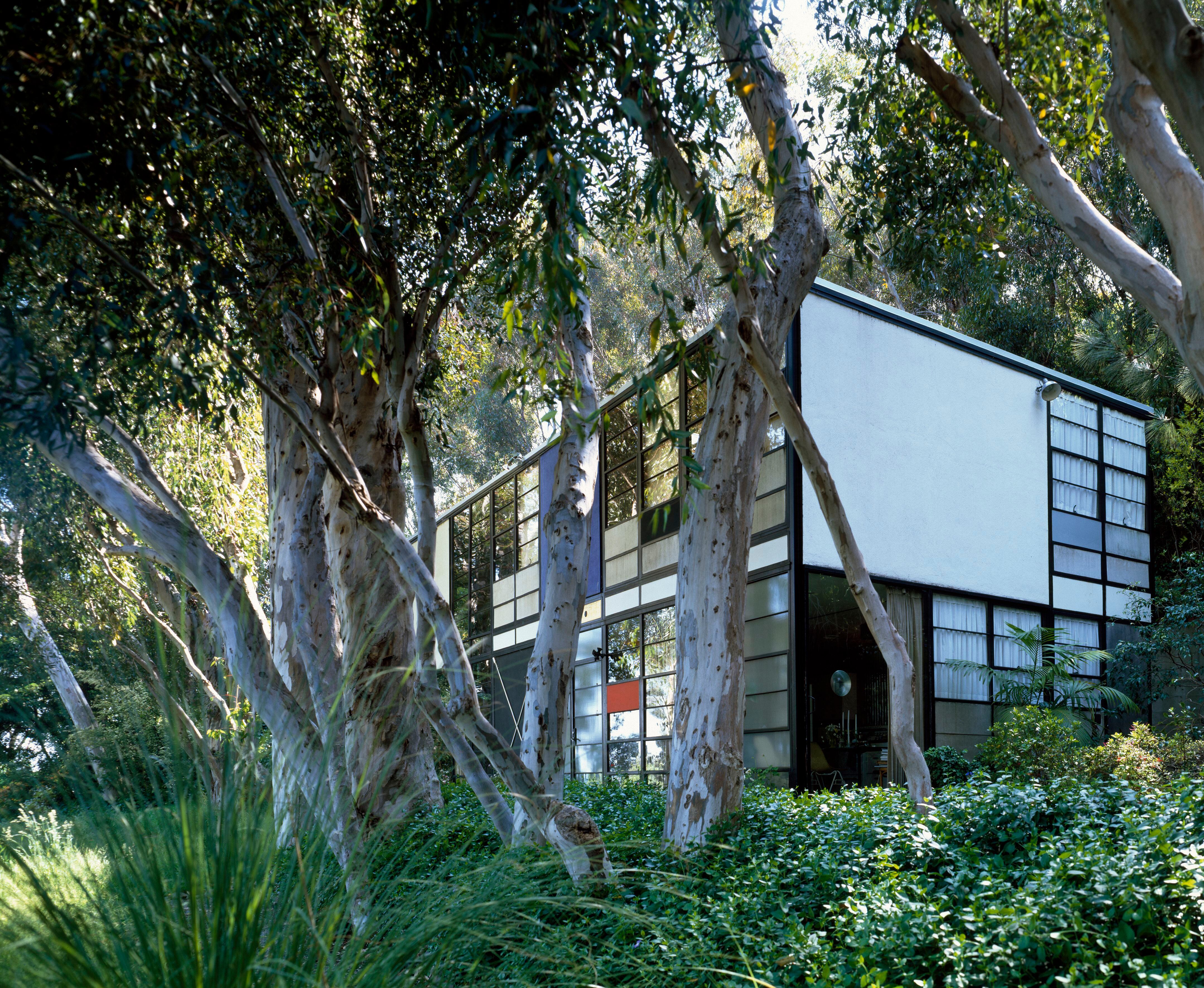 Las Case Study Houses californianas, como la Eames House de la foto, nacieron con la idea de fabricar en serie modelos que se ensamblarían de manera rápida.
