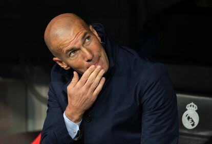 El entrenador del Real Madrid, Zinedine Zidane, espera en el banquillo el inicio del partido.