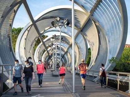 Ciudadanos cruzando uno de los puentes del Madrid Río el miércoles 6 de mayo de 2020.