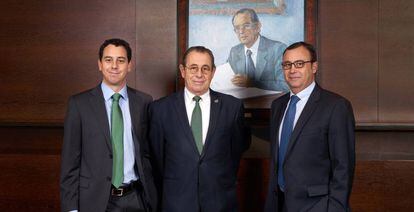Víctor Grifols Déu (izquierda, consejero delegado), Víctor Grifols Roura (centro, presidente) y Raimon Grifols Roura (derecha, consejero delegado), en una imagen de archivo. 