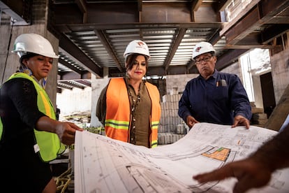 Clara Brugada supervisa el avance de la construcción de una utopía.