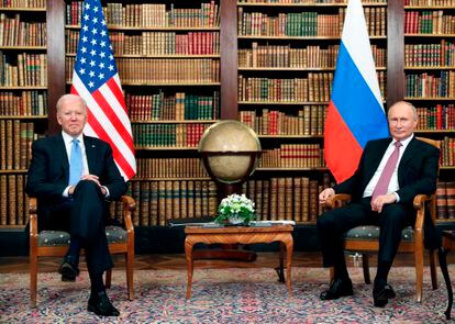 Biden and Putin, in one of the Villa la Grange libraries, in Geneva, where the bilateral summit between the United States and Russia is being held. 