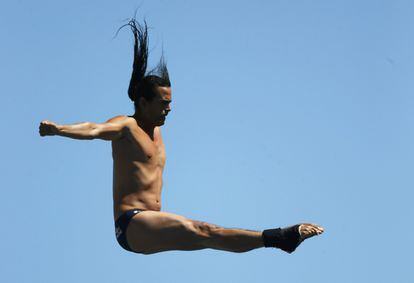 El colombiano Orlando Duque, de 39 años, ejecuta el salto en primera ronda de la prueba de gran altura, desde una plataforma a 27 metros del agua. Duque obtuvo la mejor puntuación del día.