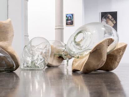 Esculturas de vidrio de Dia Muñoz que forman parte de la exposición colectiva 'Fuego', comisariada por Pily Estrada para la galería Ponde + Robles. 