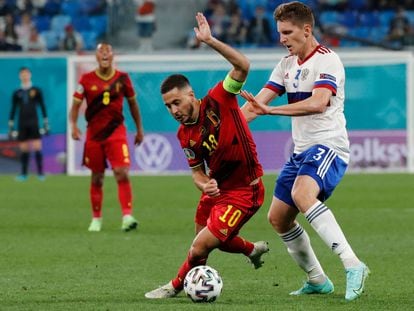 El delantero belga Eden Hazard pugna por la pelota con el ruso Igor Diveev, el pasado 12 de junio en partido del Grupo B de la Eurocopa.