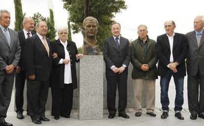 El presidente del Real Madrid, Florentino Pérez (cuarto por la derecha), durante la inauguración de un busto en honor del exfutbolista húngaro Ferenc Puskas, el 24 de octubre de 2013 en la Ciudad Deportiva de Valdebebas, donde estuvo acompañado por el ministro de deportes húngaro, István Simicskó (segundo por la izquierda), la viuda del futbolista, Elisabeth Puskas, y algunos veteranos exjugadores de la entidad blanca, ente ellos Amancio Amaro (tercero por la derecha).