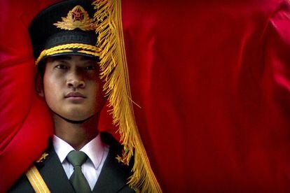 Miembro de la guardia de honor del Ejército de Liberación del Pueblo Chino se prepara para la ceremonia de bienvenida en honor del presidente panameño, Juan Carlos Varela, celebrada en el Gran Palacio del Pueblo de Pekín (China).