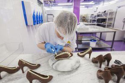 Decoración de unos zapatos de chocolate en Cadbury World, en Birmingham.
