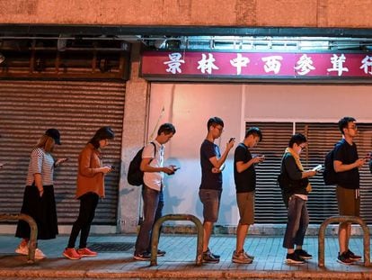 Electores esperando su turno para votar en Hong Kong, el pasado 24 de noviembre.