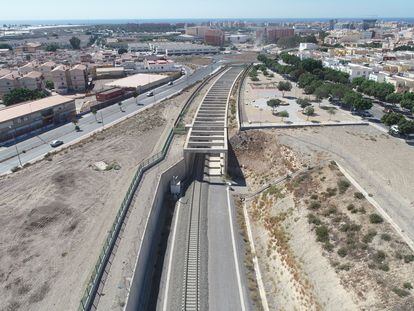 Obras de construcción de la línea de alta velocidad ferroviaria en Almería, el mes pasado.