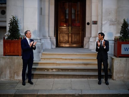 Los ministros de Exteriores, Dominic Raab, y de Economía, Rishi Sunak, aplauden este jueves al personal sanitario
