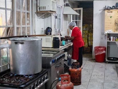 Una cocinera en el comedor popular en Bajo Flores, en Buenos Aires.
