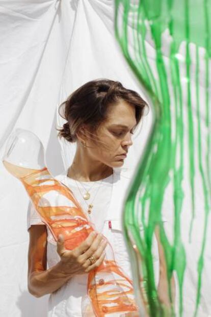 La diseladora Marta Armengol con una de sus creaciones realizadas a través de la técnica de soplado de vidrio.