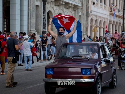 Simpatizantes del gobierno asisten a una caravana "por el amor, la paz y la solidaridad", en La Habana.