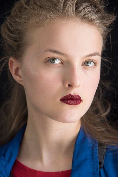 Elegancia añeja

"Este color burgundy intenso, casi vino, en los labios consigue que cualquier look se vea más elegante y llamativo al mismo tiempo". Si se opta por un maquillaje sencillo en los ojos se da protagonismo a los labios, con sombras difuminadas en marrón o rojizo se consigue un look sofisticado, como en la imagen. Para las más atrevidas, Gato recomienda arriesgar: "Para rejuvenecer la tendencia de labio oscuro podemos crear un look en el que usamos el mismo tono en los ojos, creando un eyeliner ligeramente alargado hacia las sienes. Imprescindible la máscara de pestañas para que la línea del ojo no eclipse la mirada y unos toques de iluminador en las mejillas". (Y3 p-v 2019)