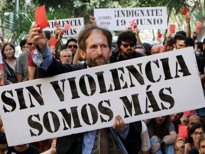 Manifestación de indignados, ayer, a las puertas de las Cortes valencianas. 