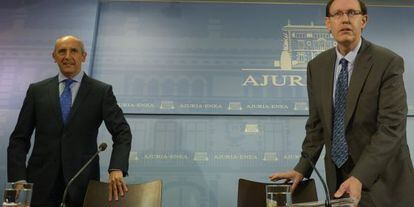 El consejero de Hacienda y Finanzas, Ricardo Gatzagaetxebarria, a la derecha, junto al portavoz del Ejecutivo, Josu Erkoreka, este martes en Vitoria.