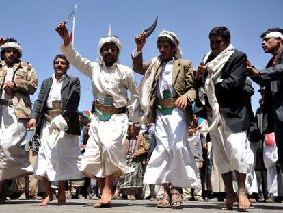 En San&aacute;, manifestantes con dagas tradicionales celebran la convocatoria electoral del martes.