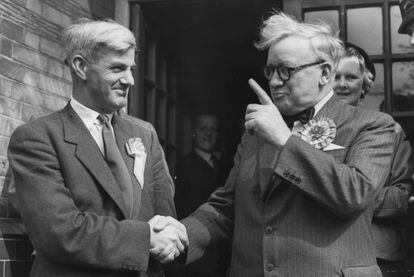 Los políticos birtánicos Herbert Morrison y W. Hamling se estrechan la mano durante unas elecciones de 1955