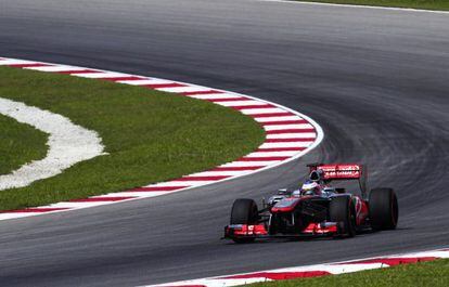 Jenson Button rueda en el circuito de Sepang. 