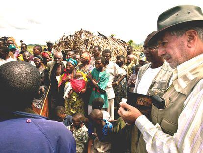 Vargas Llosa, en un campo de refugiados de Congo para un reportaje de El País Semanal.