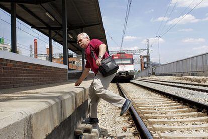 Un hombre cruza las vías del tren de la estación de Torrejón de Ardoz.