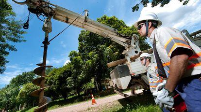 Operarios de Elektro trabajan en Brasil.