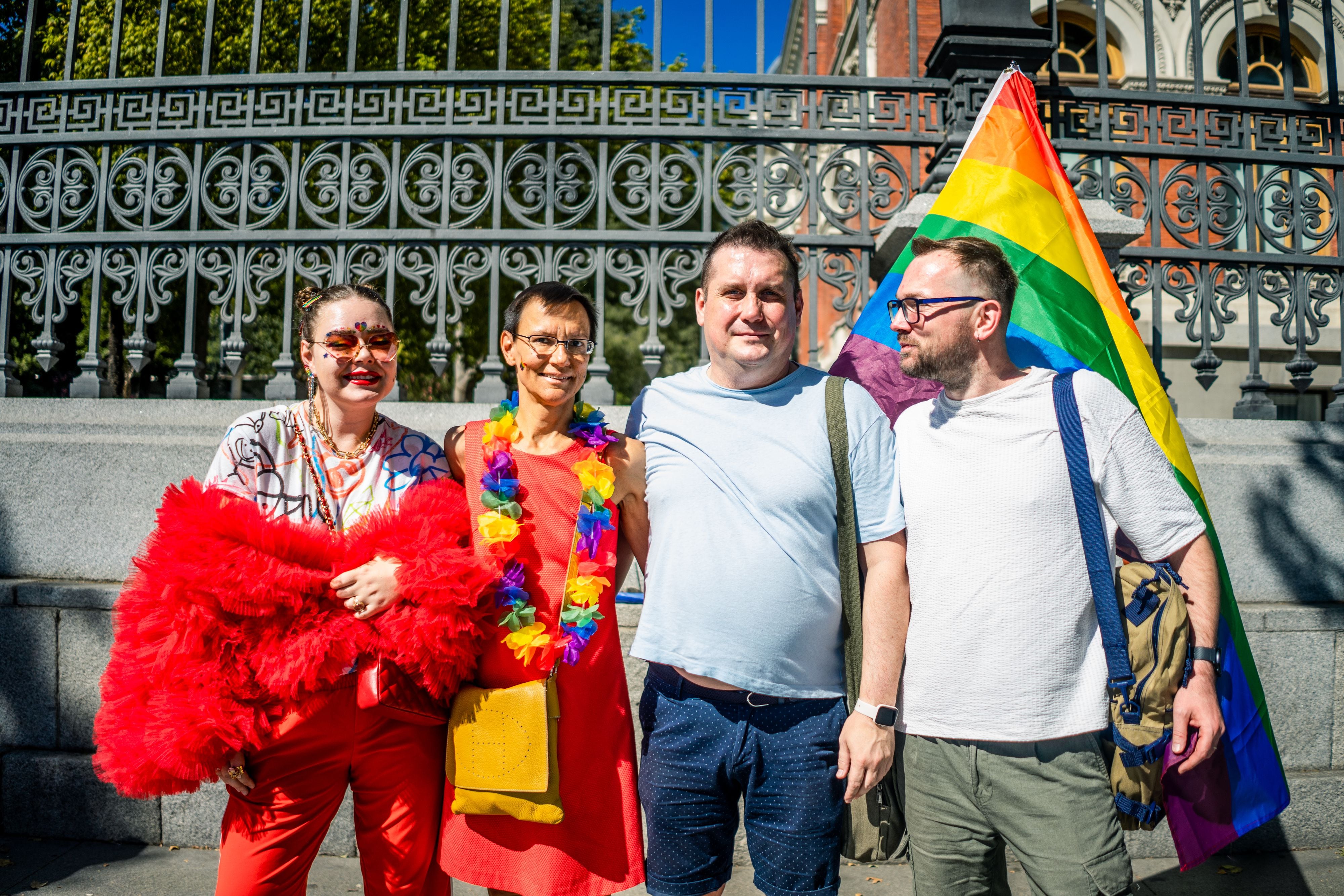  De izquierda a derecha, Gala Lyuva, Boris, y Maxim, todos exiliados rusos, acudiendo juntos al Orgullo este sábado en Madrid.