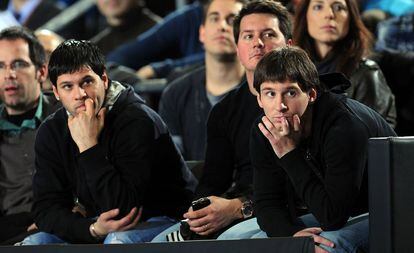 De izquierda a derecha, Matías, Rodrigo y Lionel Messi durante un partido de baloncesto en 2010, en Barcelona.