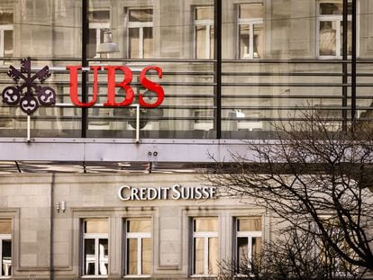 Logotipos de los bancos suizos Credit Suisse y UBS, en diferentes edificios de Zúrich, Suiza.