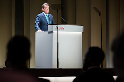 El presidente de UBS, Colm Kelleher, habla durante la junta anual de accionistas en Basilea, Suiza.