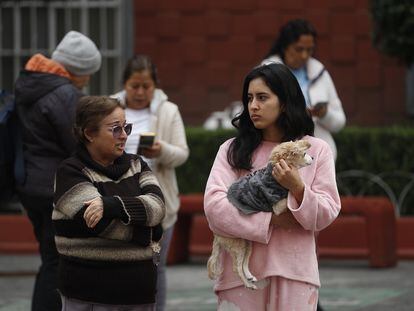 Un grupo de personas permanecen afuera de sus hogares tras un sismo en Ciudad de México, en una imagen de archivo.